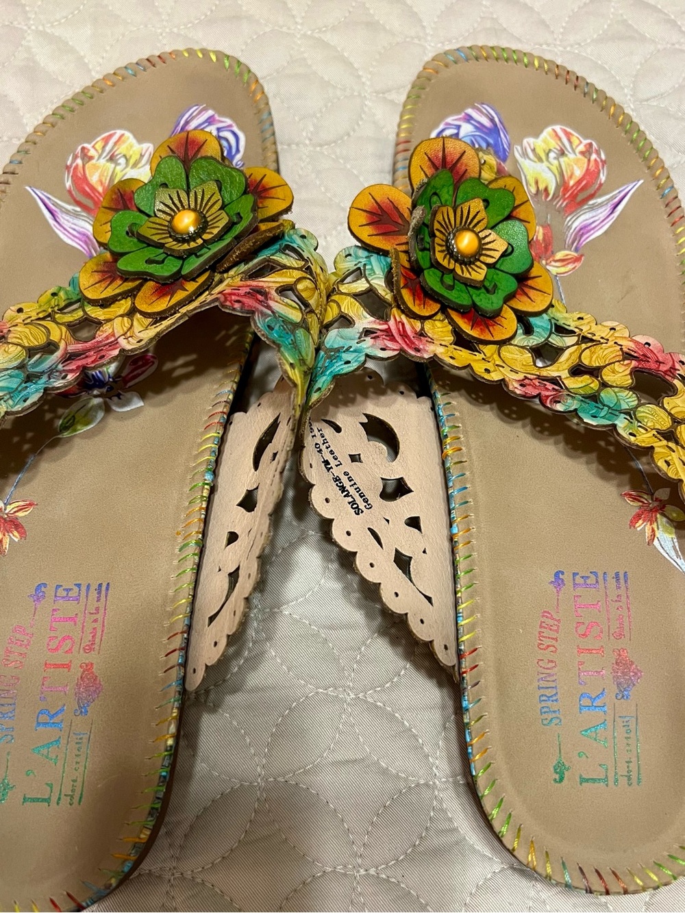 L'ATISTE Multicolor Floral Leather Thong Sandals w/ Flower Accent. size 40